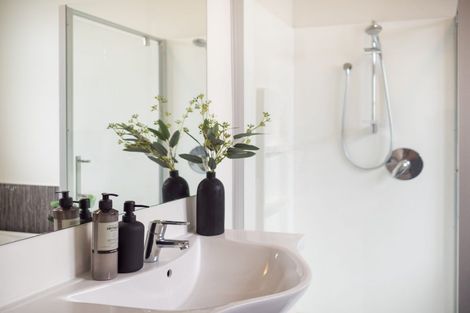 Photo of property in 32 Pahiatua Street, Hokowhitu, Palmerston North, 4410