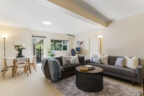 Photo of property in 5 Ravenwood Drive, Forrest Hill, Auckland, 0620