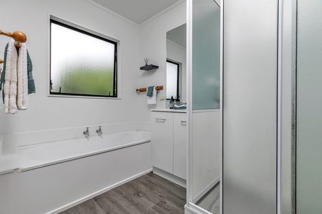 Photo of property in 2/19 Greenvalley Rise, Glenfield, Auckland, 0629