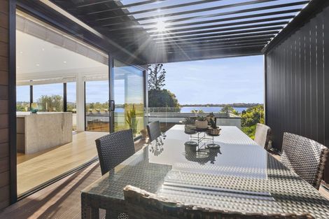 Photo of property in 37 Lake Pupuke Drive, Takapuna, Auckland, 0622
