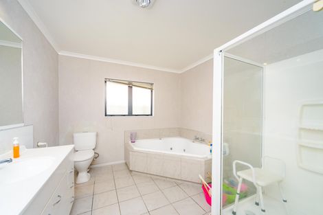 Photo of property in 114 Ruapehu Drive, Fitzherbert, Palmerston North, 4410