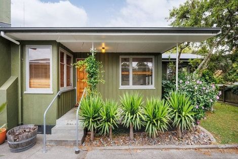 Photo of property in 27 Waterloo Crescent, Hokowhitu, Palmerston North, 4410