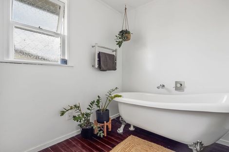 Photo of property in 10 Awaroa Road, Sunnyvale, Auckland, 0612