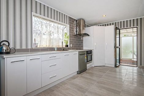 Photo of property in 8 De Quincey Terrace, Highland Park, Auckland, 2010