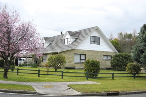 Photo of property in 2 Gibbs Place, Kinloch, Taupo, 3377