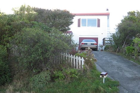 Photo of property in 31 Miles Crescent, Newlands, Wellington, 6037