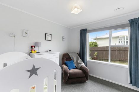 Photo of property in 3 Alder Place, Newlands, Wellington, 6037