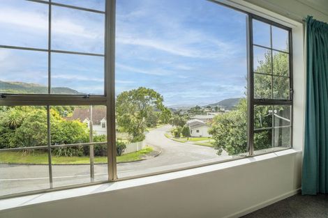 Photo of property in 1 Brasenose Place, Tawa, Wellington, 5028