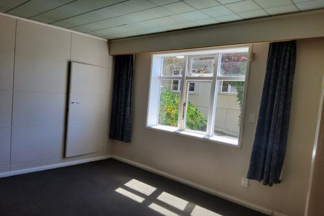 Photo of property in 2 Sugarloaf Road, Brooklyn, Wellington, 6021