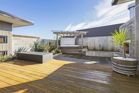 Photo of property in 11 Sumner Terrace, Aotea, Porirua, 5024