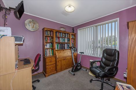 Photo of property in 24 Ellice Road, Totara Vale, Auckland, 0629