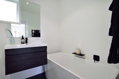 Photo of property in 2/40a Blakeborough Drive, Forrest Hill, Auckland, 0620