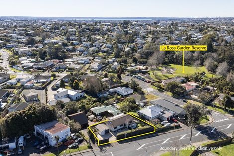 Photo of property in 121 Godley Road, Green Bay, Auckland, 0604