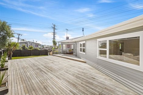 Photo of property in 2 Talavera Place, Te Atatu South, Auckland, 0602