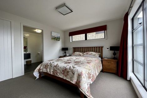 Photo of property in 70 Wynyard Crescent, Fernhill, Queenstown, 9300