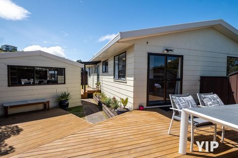 Photo of property in 27 Evesham Place, Newlands, Wellington, 6037