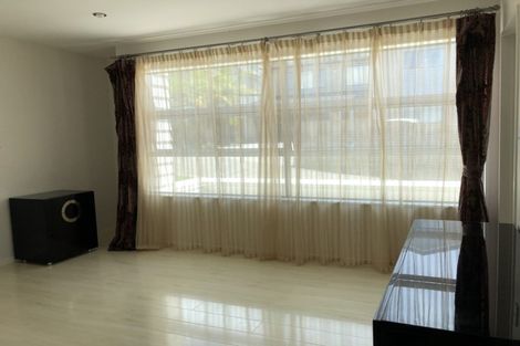 Photo of property in 32 Namsan Close, Fairview Heights, Auckland, 0632