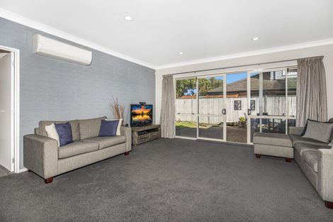 Photo of property in 28 Belfry Place, Wattle Downs, Auckland, 2103