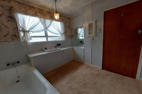 Photo of property in 2 Onslow Place, Merrilands, New Plymouth, 4312