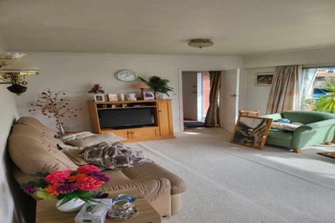 Photo of property in 82 Botany Road, Botany Downs, Auckland, 2010