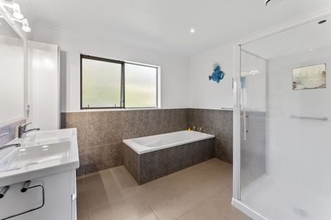 Photo of property in 11 Te Maku Grove, Waikanae, 5036