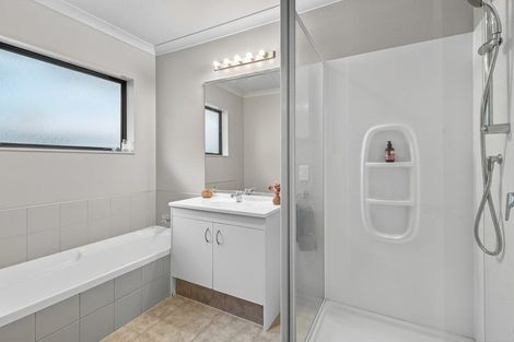 Photo of property in 18 Discovery Avenue, Welcome Bay, Tauranga, 3112