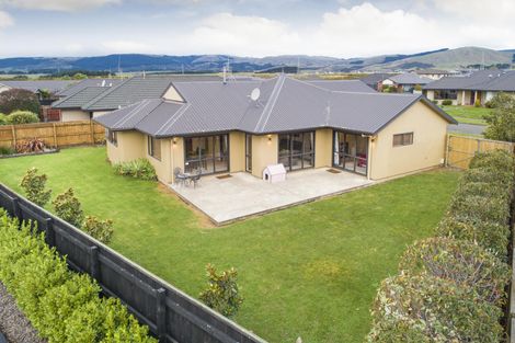 Photo of property in 5 Ron Place, Fitzherbert, Palmerston North, 4410