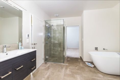 Photo of property in 1 Peregrine Place, Kinloch, Taupo, 3377