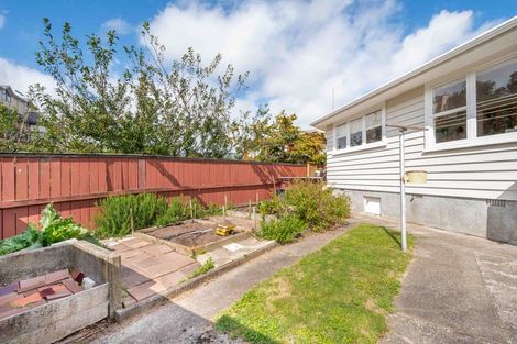 Photo of property in 16 Redwood Avenue, Tawa, Wellington, 5028