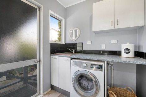 Photo of property in 6 Parakai Avenue, Parakai, 0830