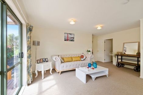 Photo of property in 2/1 Nea Place, Hillcrest, Auckland, 0627