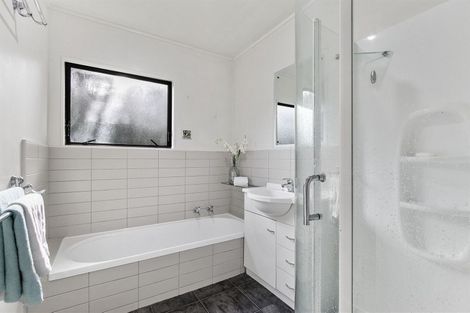 Photo of property in 18 Valecrest Place, Bayview, Auckland, 0629