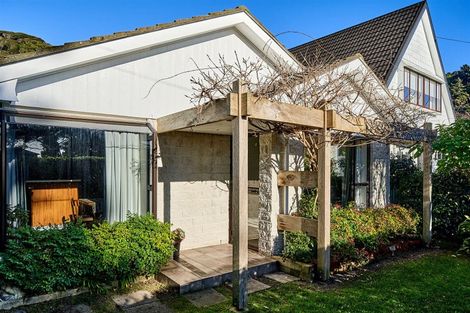 Photo of property in 10 Nikau Street, Eastbourne, Lower Hutt, 5013