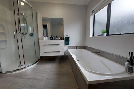 Photo of property in 2/70 Mirrabooka Avenue, Botany Downs, Auckland, 2010