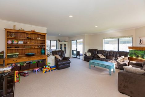 Photo of property in 14 Percy Kinsman Crescent, Riverstone Terraces, Upper Hutt, 5018