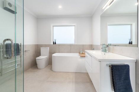 Photo of property in 2 Van Baarle Close, Carterton, 5713