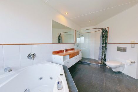 Photo of property in 40 Dress Circle, Newlands, Wellington, 6037