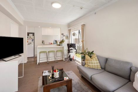 Photo of property in Victoria Court, 4/4 Queen Street, Mount Victoria, Wellington, 6011