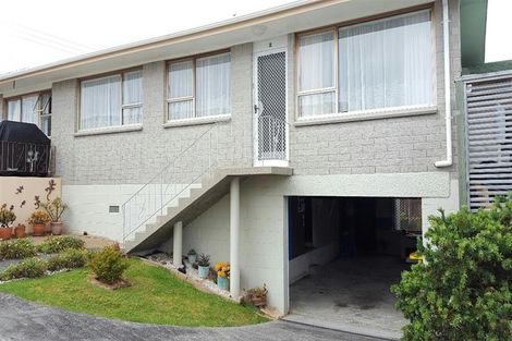 Photo of property in 2/84 Pupuke Road, Hillcrest, Auckland, 0627