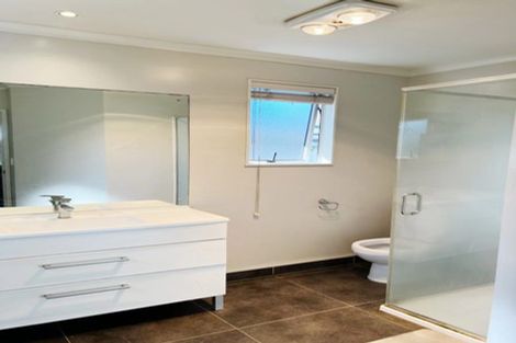 Photo of property in 18 Huntington Park Drive, Greenhithe, Auckland, 0632