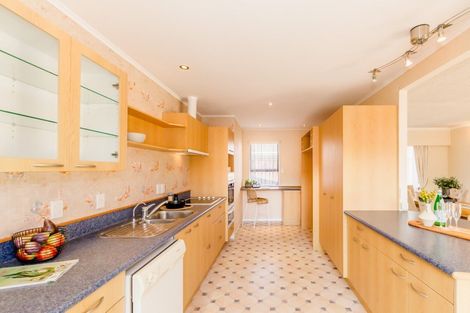 Photo of property in 31 Rewarewa Crescent, Waikanae, 5036