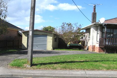 Photo of property in 2 Ward Crescent, Te Atatu Peninsula, Auckland, 0610