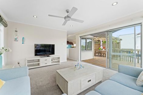 Photo of property in 24 Kiteroa Terrace, Rothesay Bay, Auckland, 0630