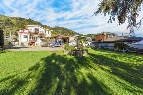 Photo of property in 83 Waikawa Road, Picton, 7220