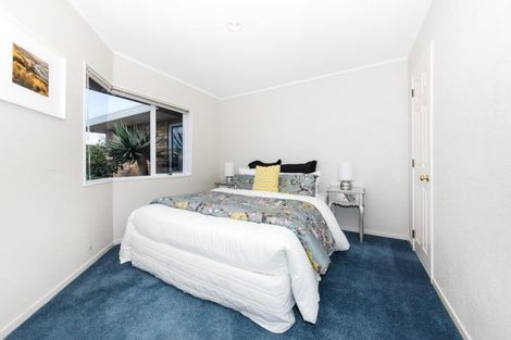 Photo of property in 1 Campian Place, Golflands, Auckland, 2013