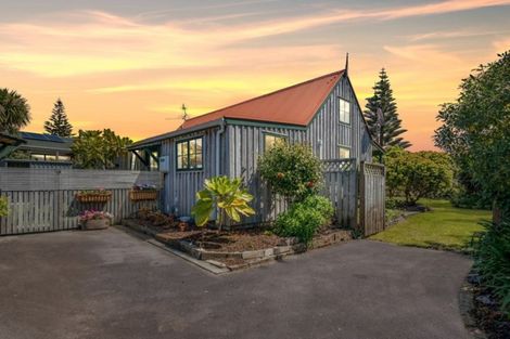 Photo of property in 18 Campion Road, Waikanae Beach, Waikanae, 5036