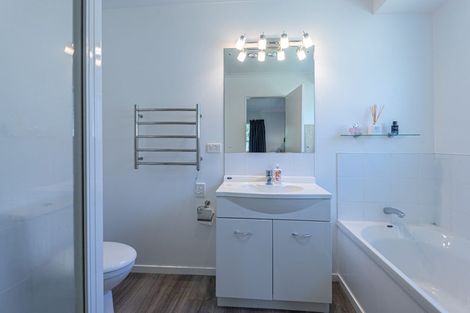 Photo of property in 6 Ishtar Place, One Tree Point, 0118