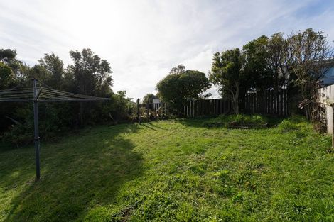 Photo of property in 8 Brooker Grove, Newlands, Wellington, 6037