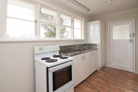 Photo of property in 18 Montrose Place, Takaro, Palmerston North, 4412