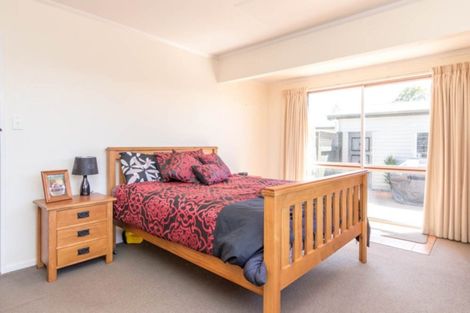Photo of property in 15 Pinedale Parade, Milson, Palmerston North, 4414